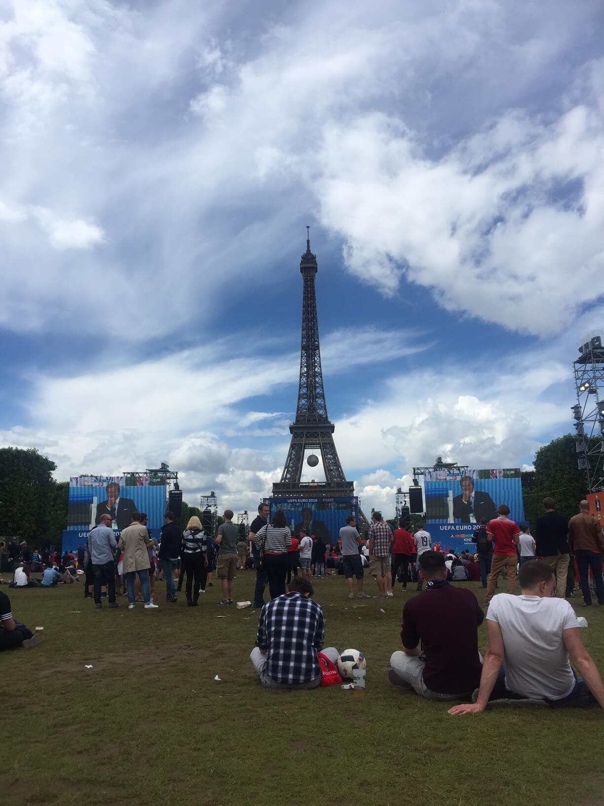Os telões e a Torre Eiffel